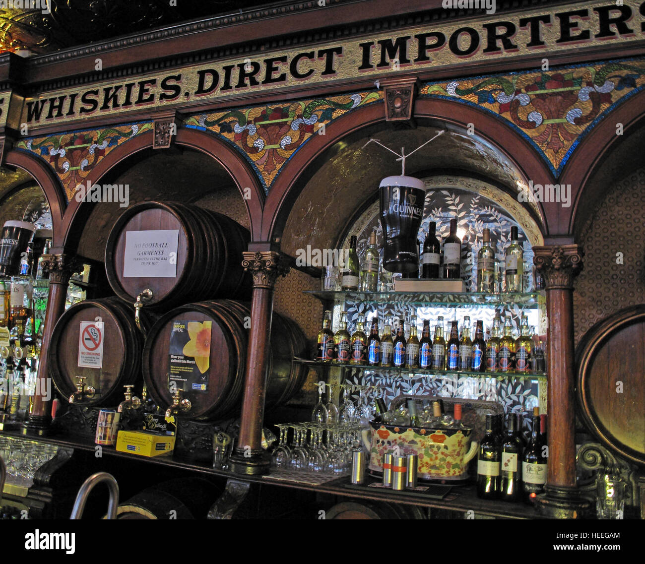 Innenseite des berühmten Krone Bar, Gt Victoria St, Belfast Stockfoto