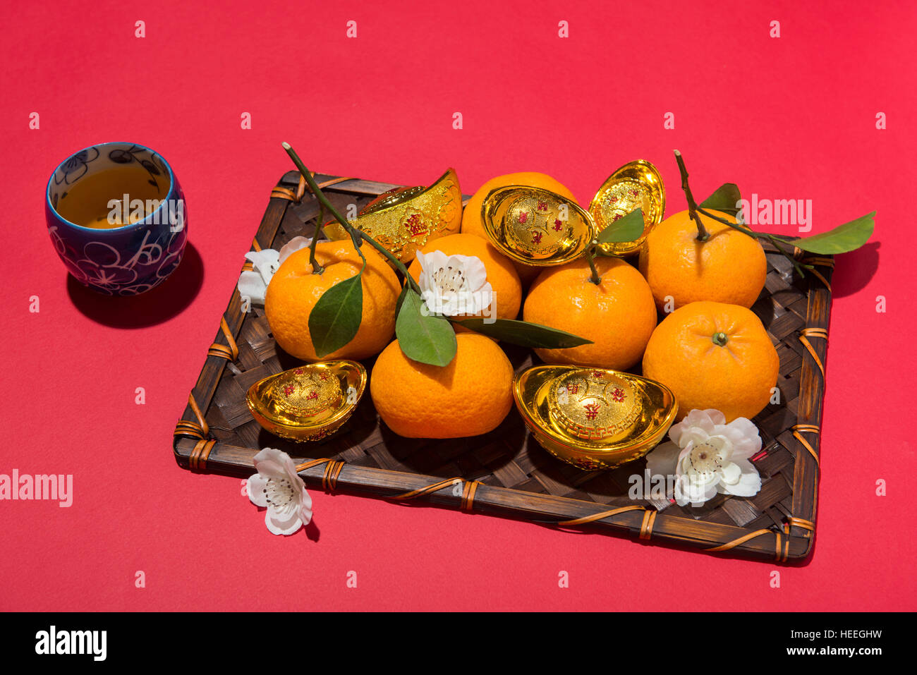 Chinesisches Neujahr Dekoration. Mandarin Orange und gold Sycee. Stockfoto