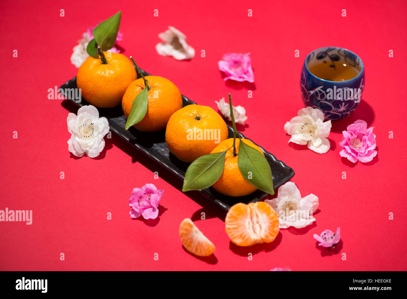 Chinesisches Neujahr Dekoration. Mandarin Orange auf rotem Grund. Stockfoto