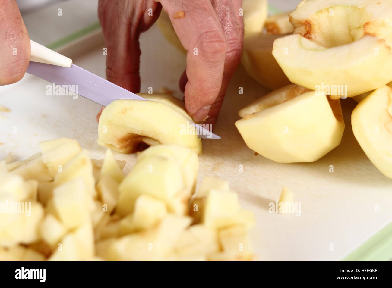 Schneiden Apfel. Machen Blätterteig Apfelkuchen Serie gekrönt ...