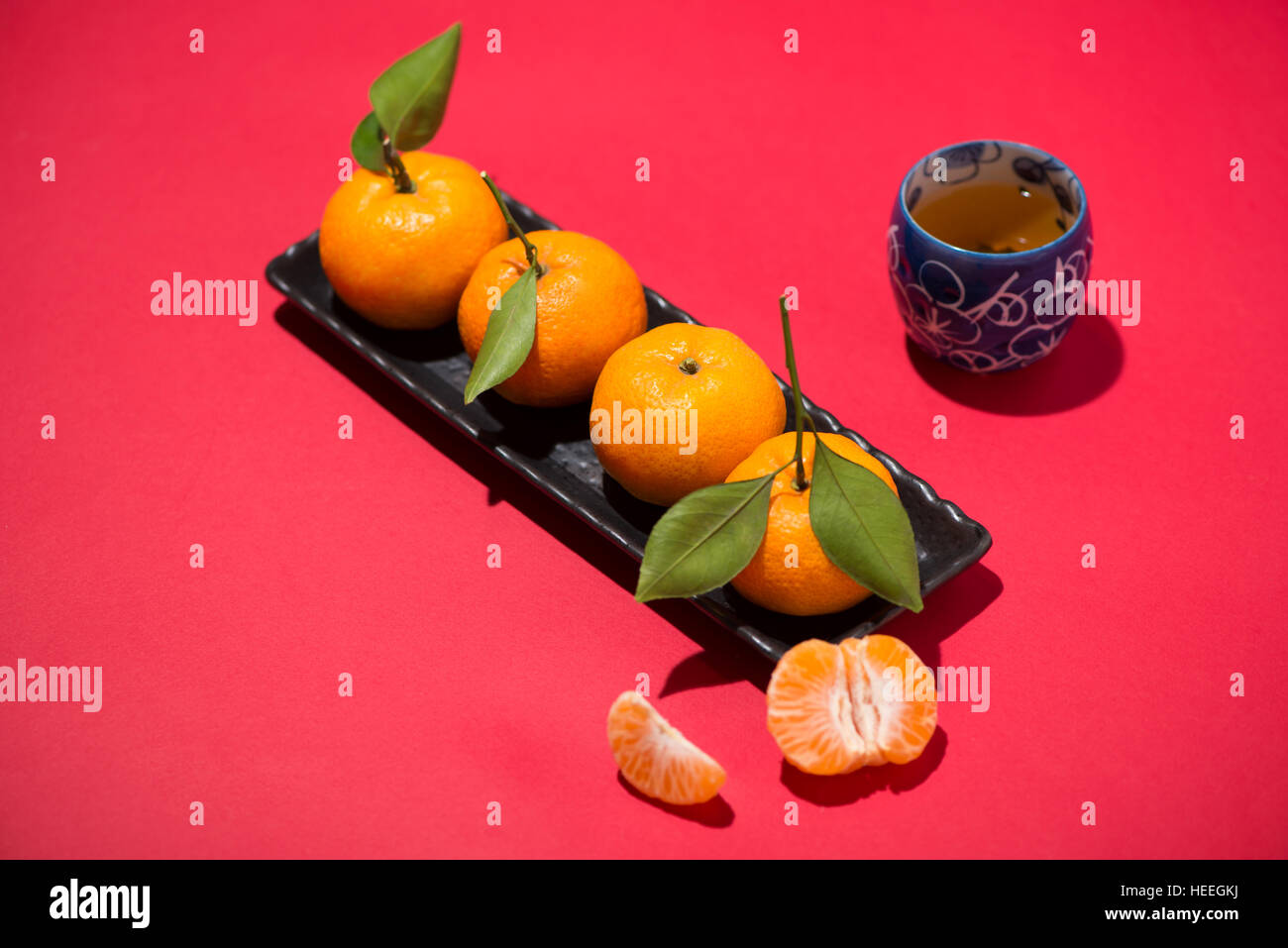 Chinesisches Neujahr Dekoration. Mandarin Orange auf rotem Grund. Stockfoto