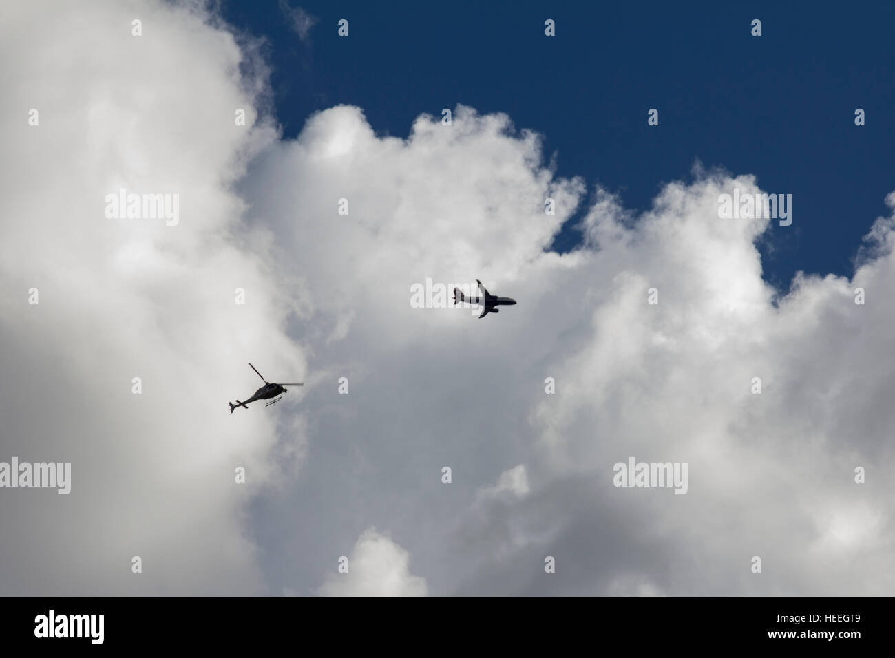Ein Hubschrauber und ein Flugzeug fliegen über london Stockfoto
