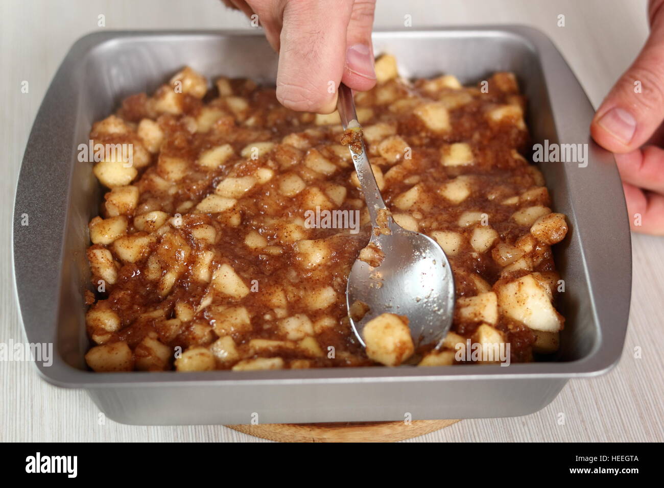 Ebene Oberseite der Apfelfüllung mit Löffel. Machen Blätterteig Apfelkuchen Serie gekrönt. Stockfoto