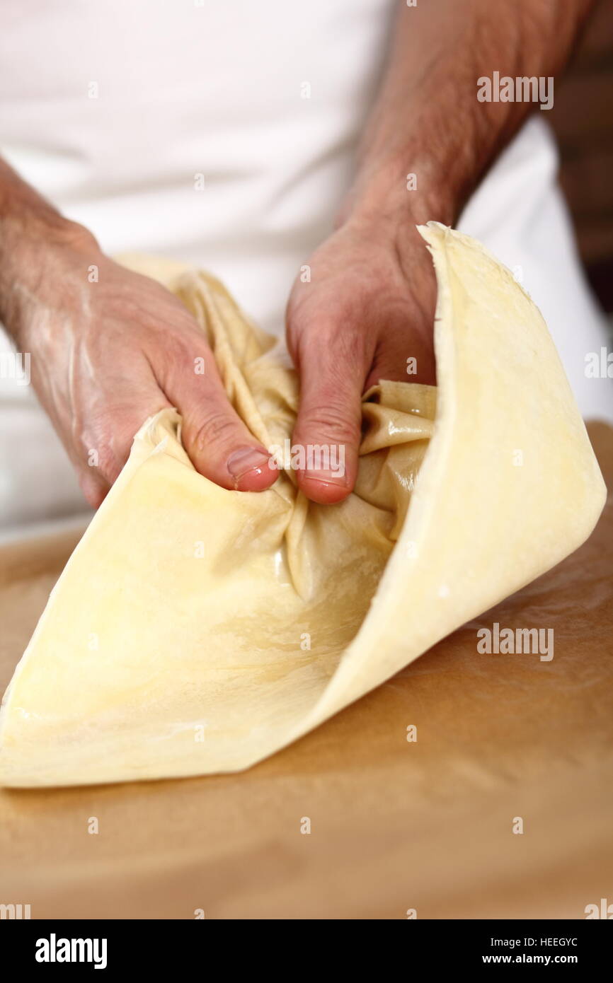 Kneten Sie bis. Machen Blätterteig Apfelkuchen Serie gekrönt. Stockfoto