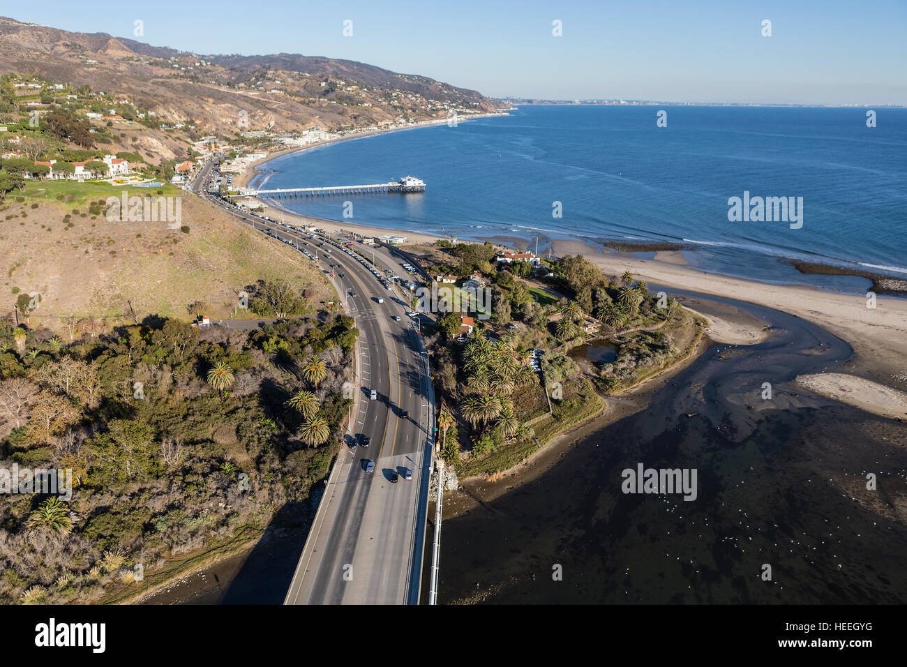 Antenne des Pacific Coast Highway und Malibu Pier in Südkalifornien. Stockfoto