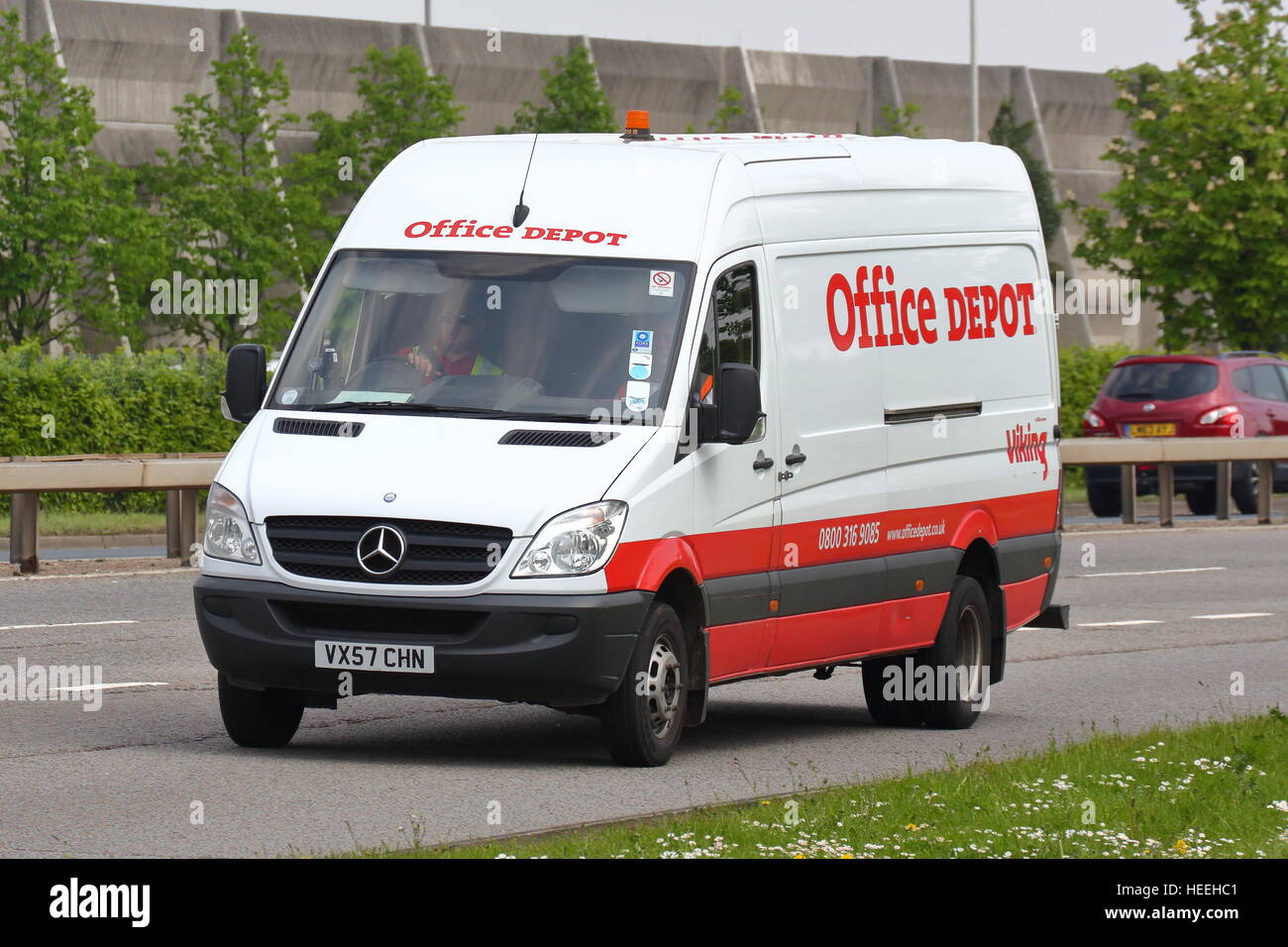 Office Depot van in der Nähe von London Heathrow Airport Stockfoto