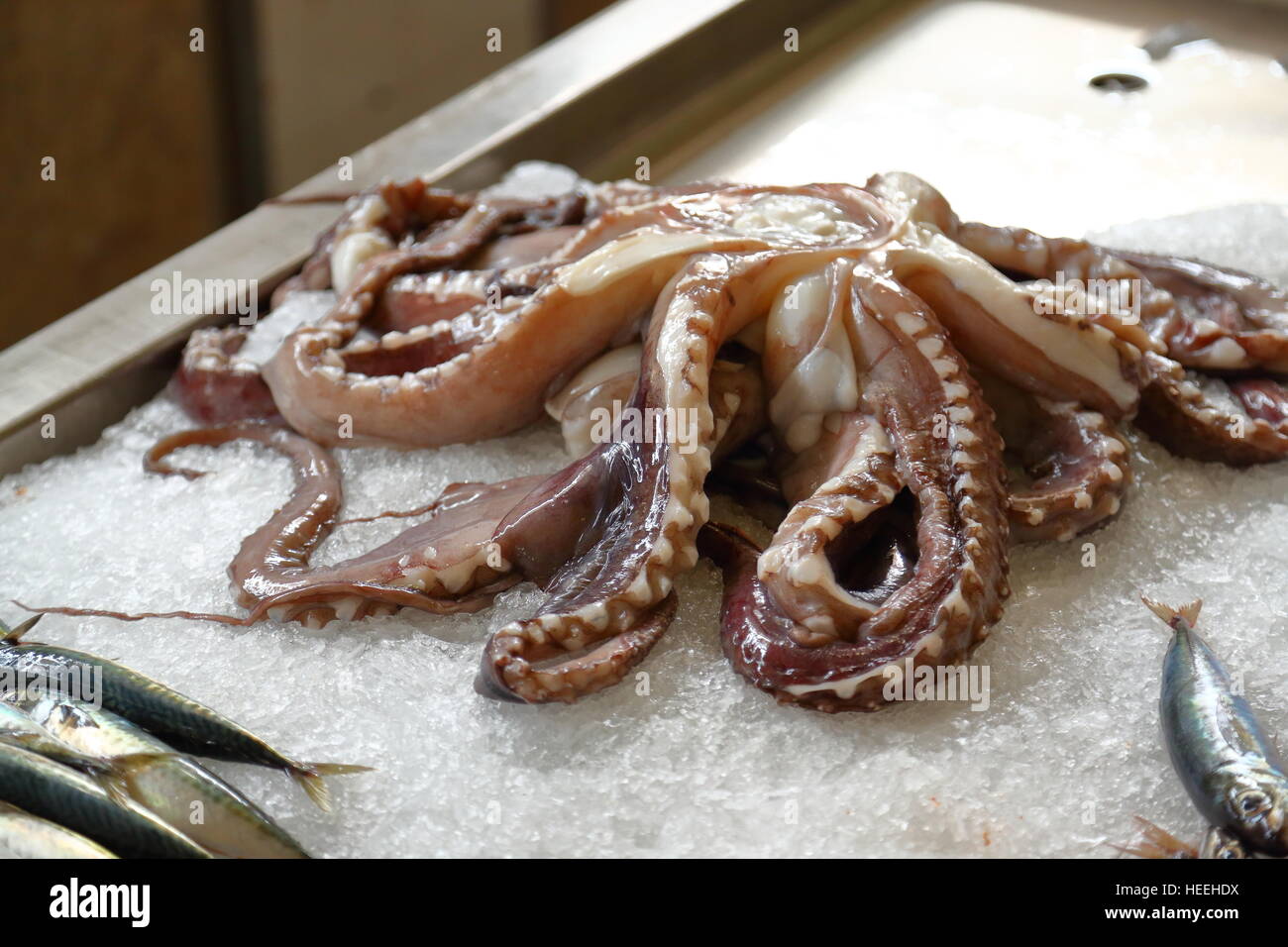 Verkaufen Sie auf dem Wochenmarkt in Funchal Bauern und Händler frische, regionale Produkte Stockfoto