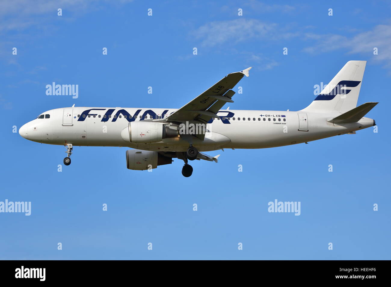 Finnair Airbus A320-200 OH-LXB landet auf dem Flughafen Heathrow, London Stockfoto