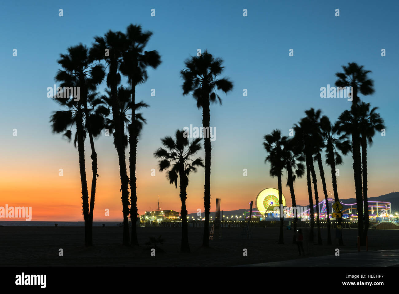 Sonnenuntergang über Santa Monica Beach und Pier in Kalifornien Stockfoto
