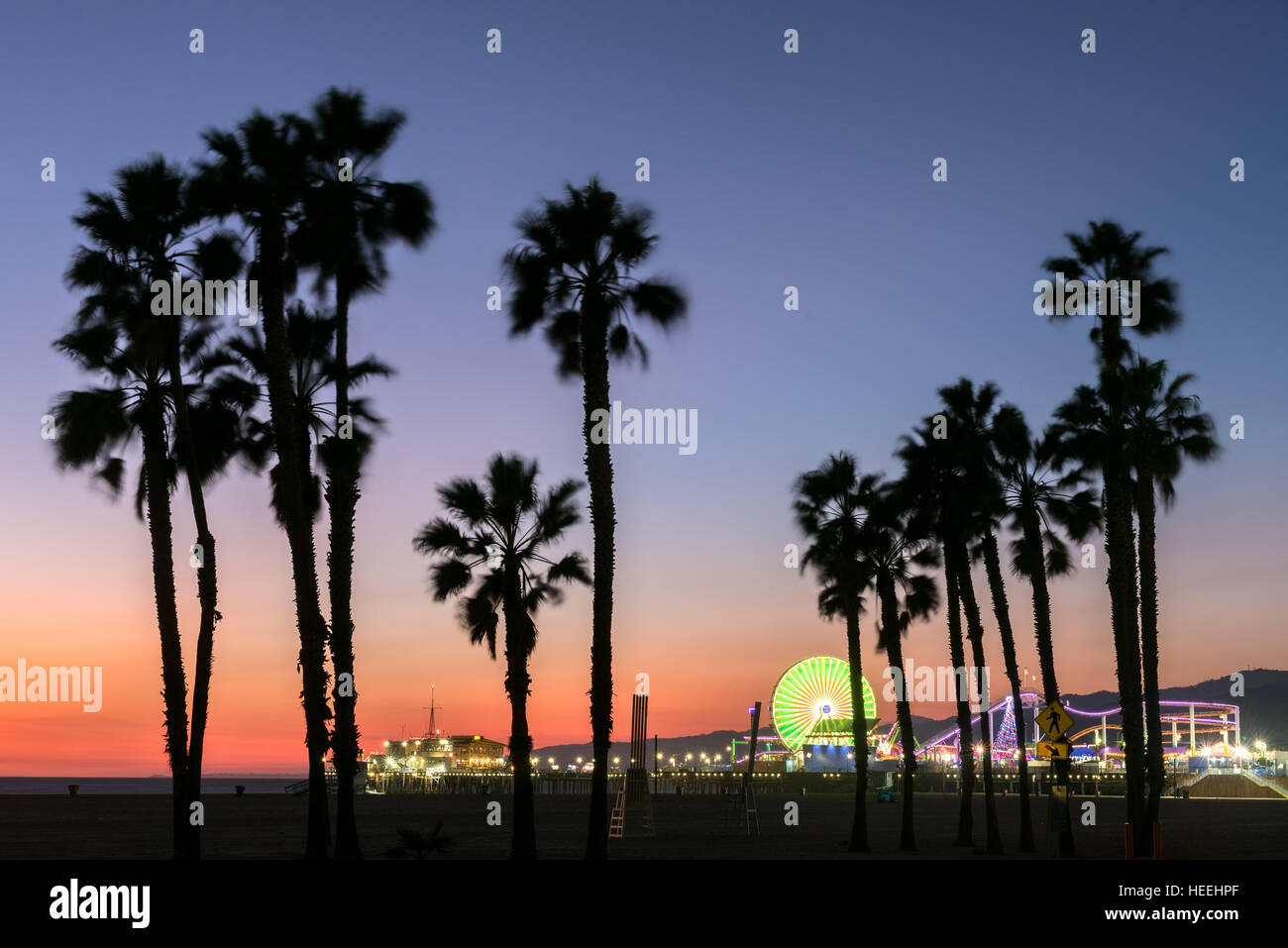 Sonnenuntergang über Santa Monica Beach und Pier in Kalifornien Stockfoto