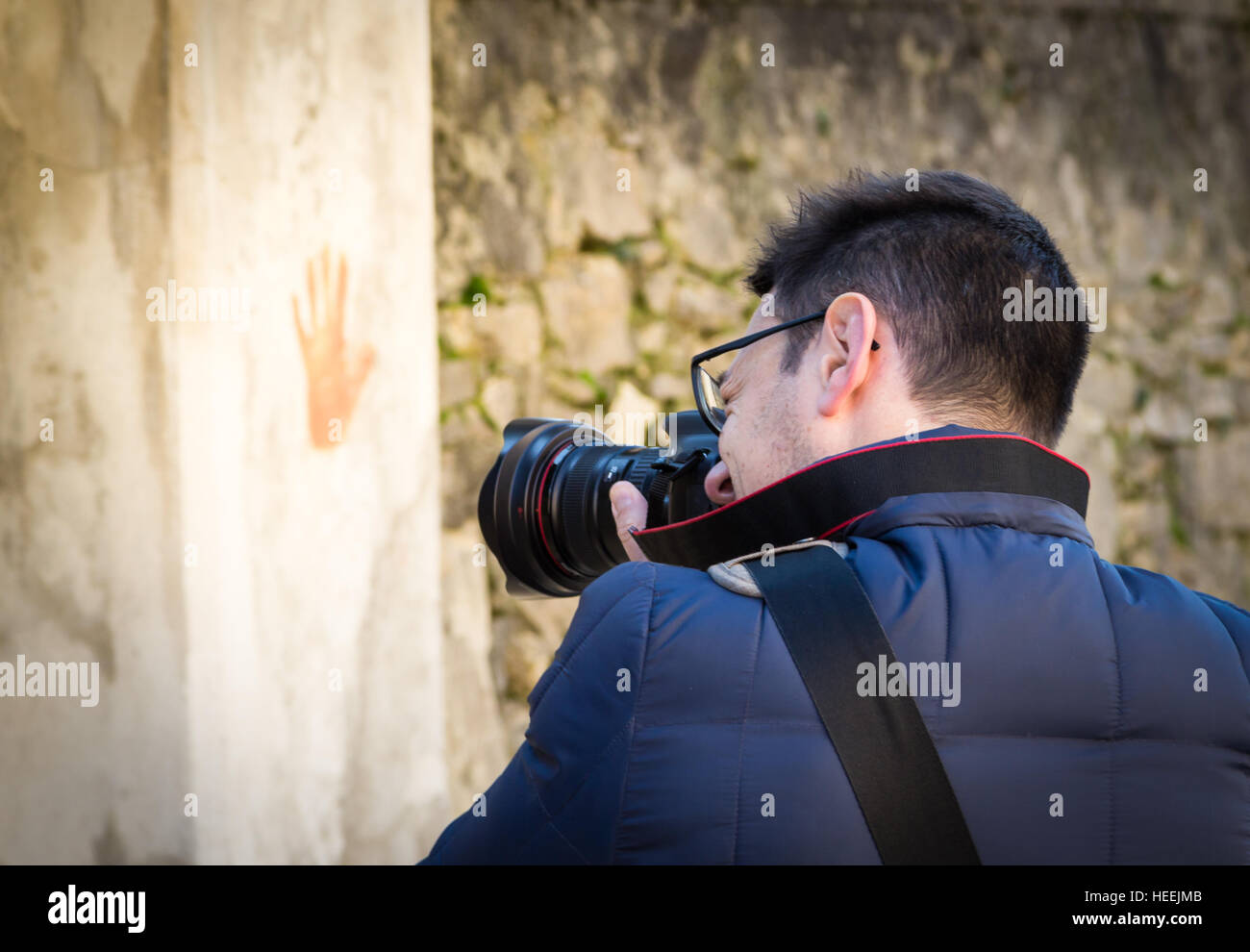 professioneller Journalist fotografieren im freien Stockfoto