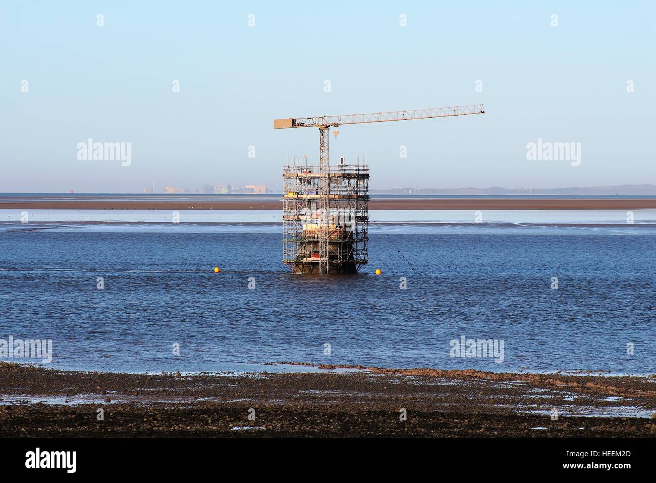 Regenpfeifer Narbe Leuchtturm in Fluß Lune-Mündung mit Gerüst und Kran um stumpf des Leuchtturms bei Restaurierungsarbeiten. Stockfoto