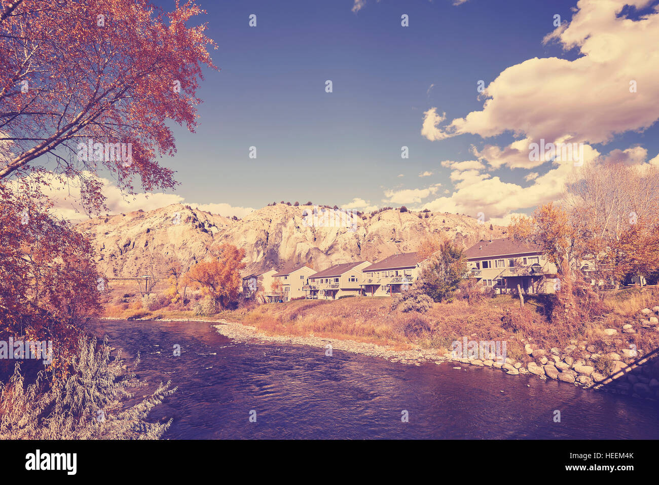 Vintage stilisierte Herbstlandschaft mit Eagle River, Colorado, USA. Stockfoto