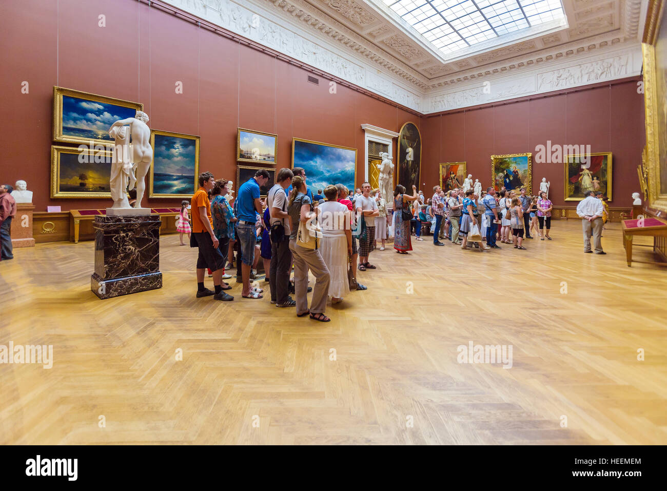 Sankt PETERSBURG, Russland - 26. Juli 2014: Besucher sehen die Halle des Russischen Museums mit den Gemälden von Aiwasowski Stockfoto