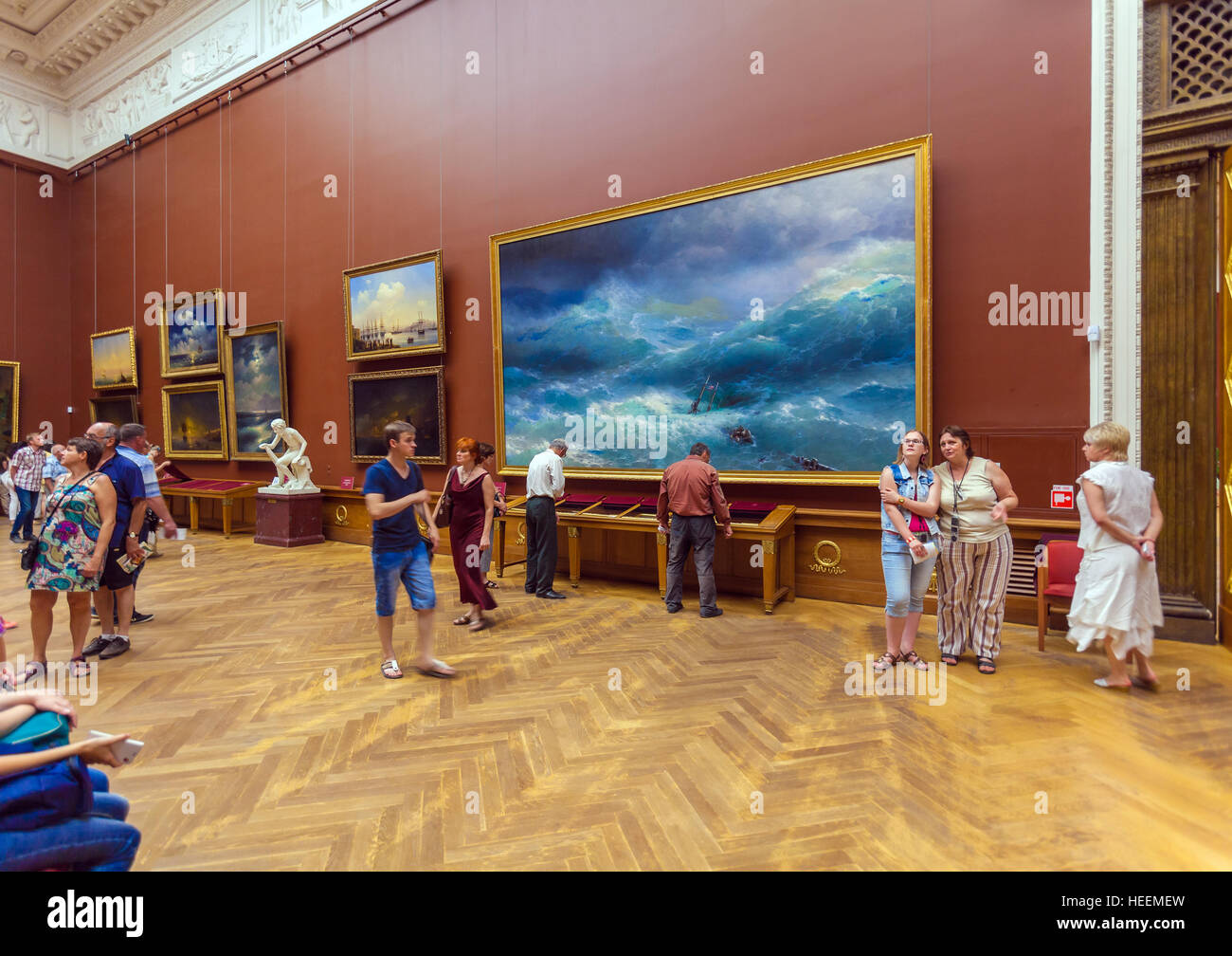 Sankt PETERSBURG, Russland - 26. Juli 2014: Besucher sehen die Halle des Russischen Museums mit den Gemälden von Aiwasowski Stockfoto