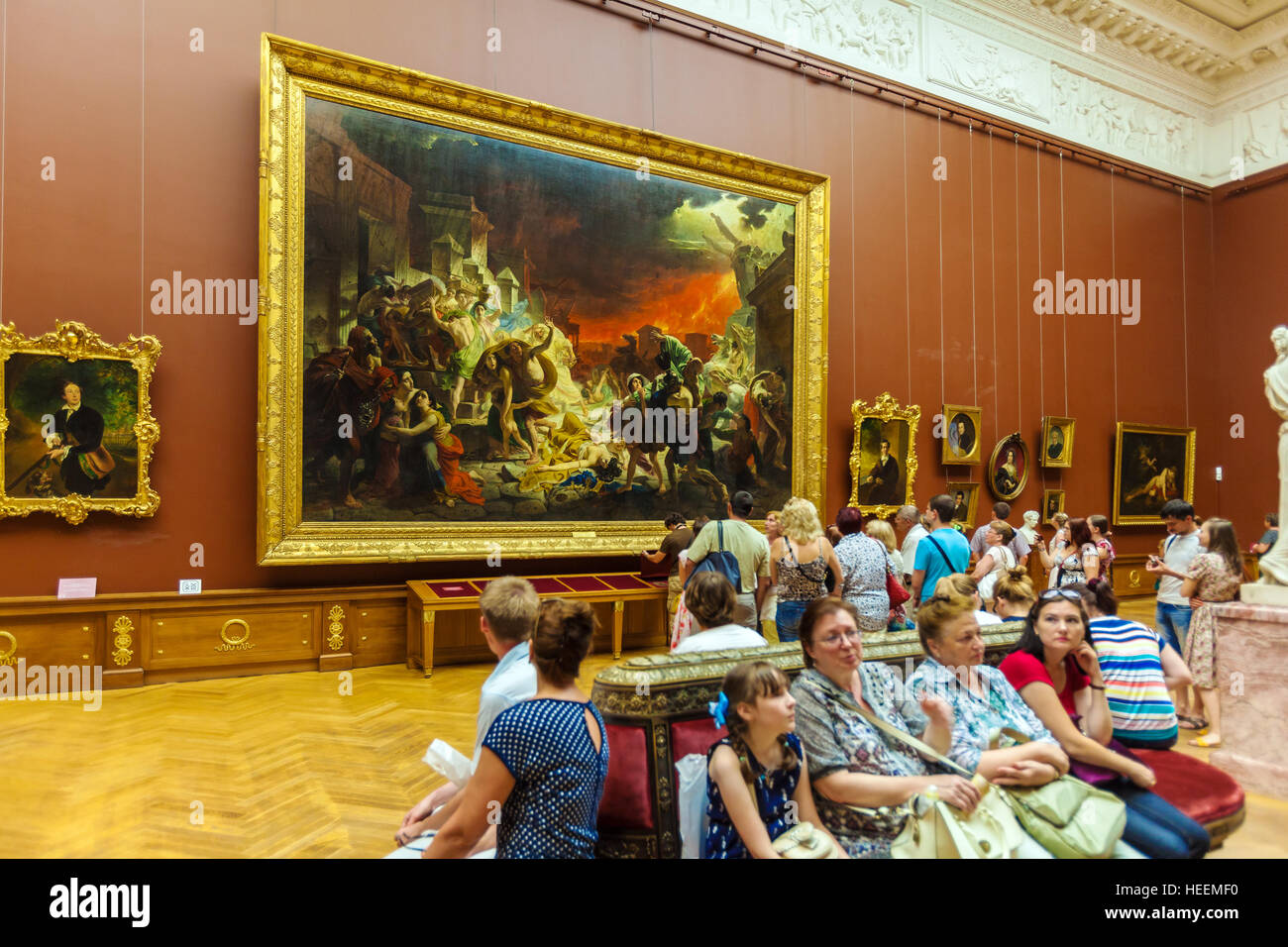 Sankt PETERSBURG, Russland - 26. Juli 2014: Besucher in das Innere des Russischen Museums betrachten das Gemälde 'Tod des Pompeius' Briullov Stockfoto