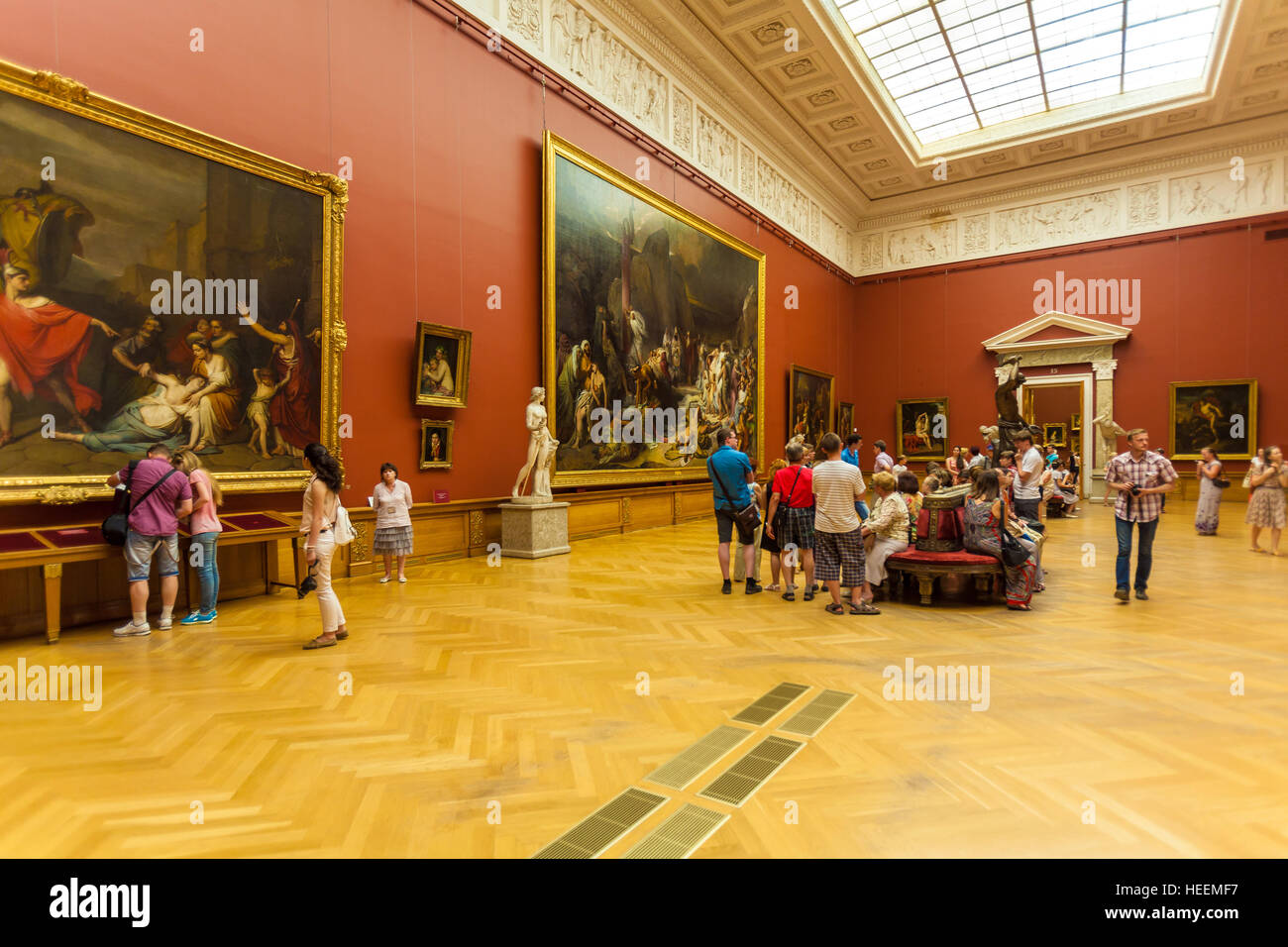 Sankt PETERSBURG, Russland - 26. Juli 2014: Besucher in das Innere des Russischen Museums betrachten das Gemälde 'Tod des Pompeius' Briullov Stockfoto