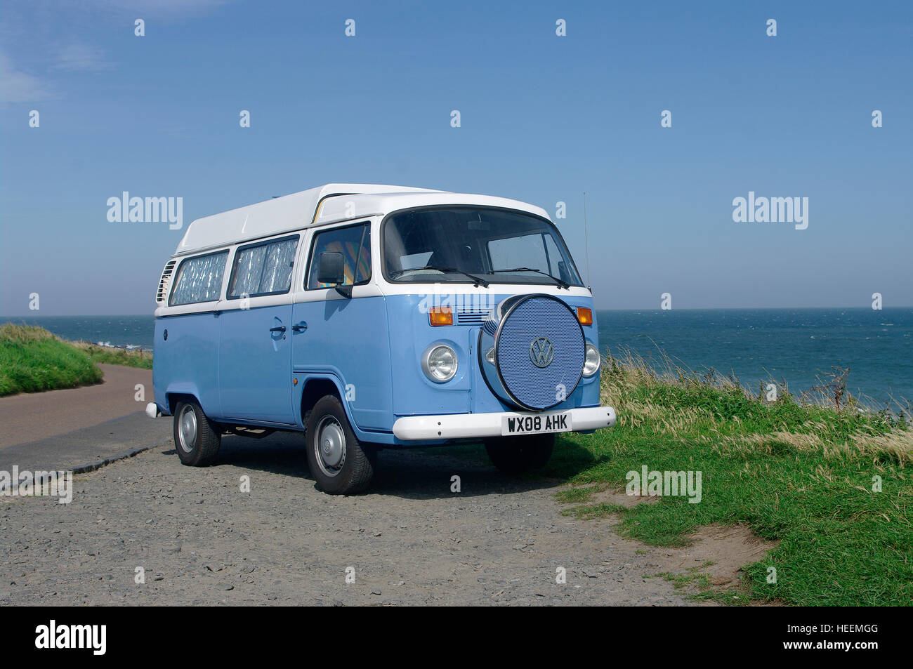 VW Wohnmobil an der Küste bei Bamburgh, Northumberland Stockfoto