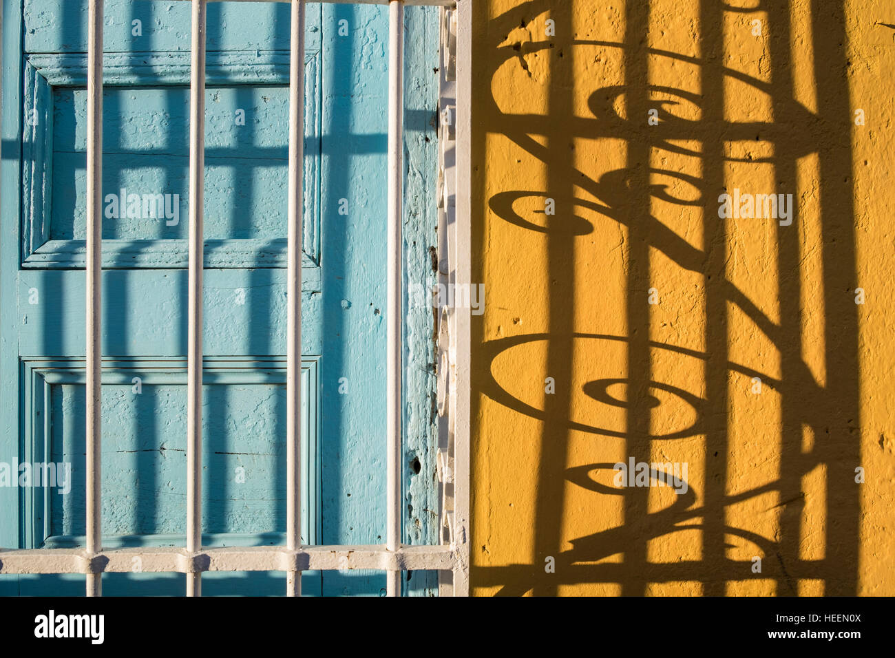 Reich verzierten schmiedeeisernen Gitter über Fenster, typisch in Trinidad, Kuba Stockfoto