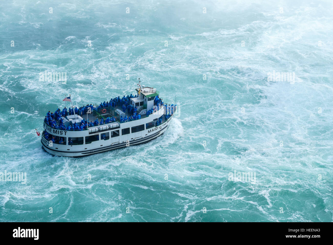 Die Magd im Nebel Bootsfahrten in die Gischt der Niagarafälle. Stockfoto