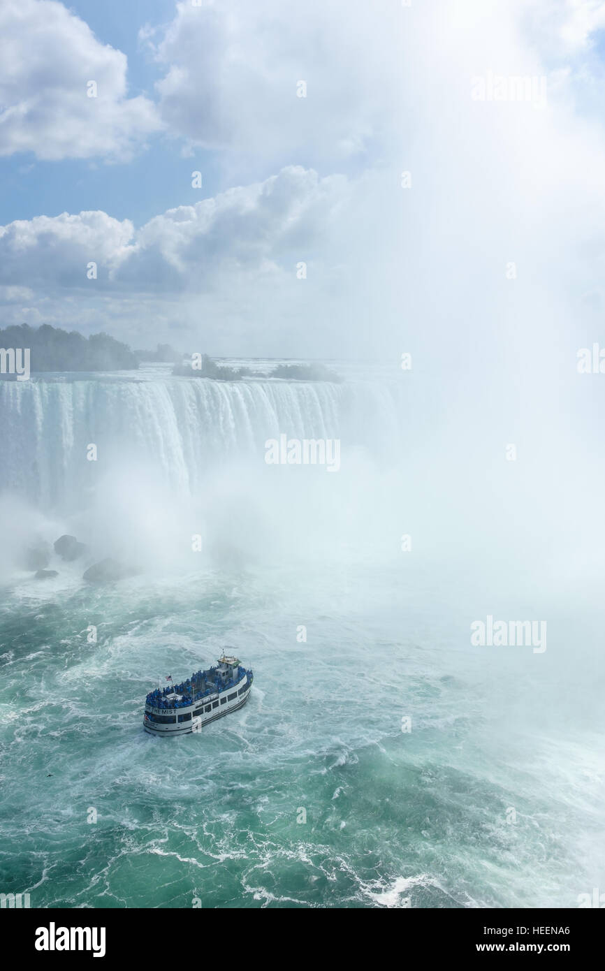 Die Magd im Nebel Bootsfahrten in die Gischt der Niagarafälle. Stockfoto