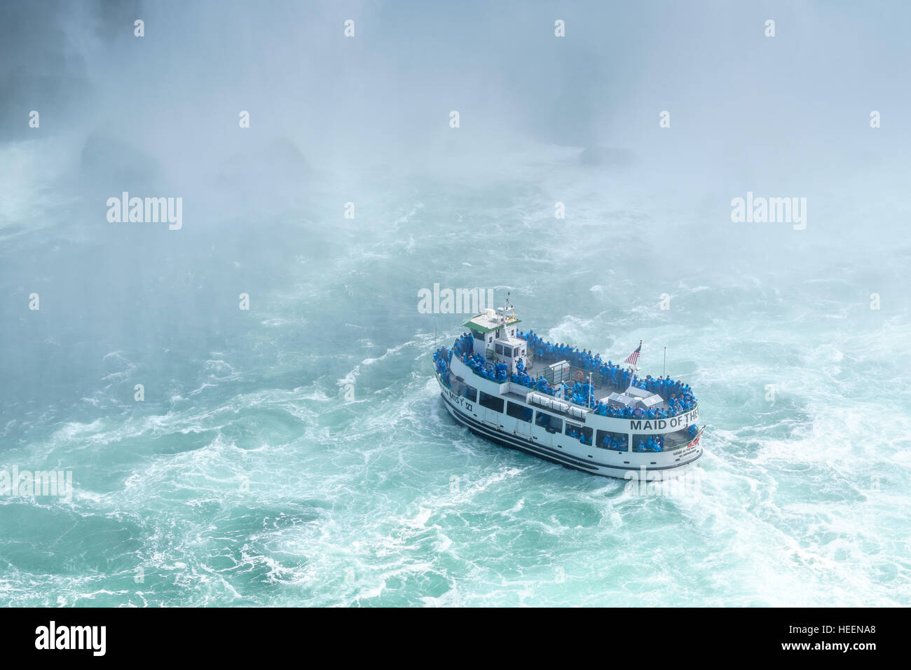 Die Magd im Nebel Bootsfahrten in die Gischt der Niagarafälle. Stockfoto