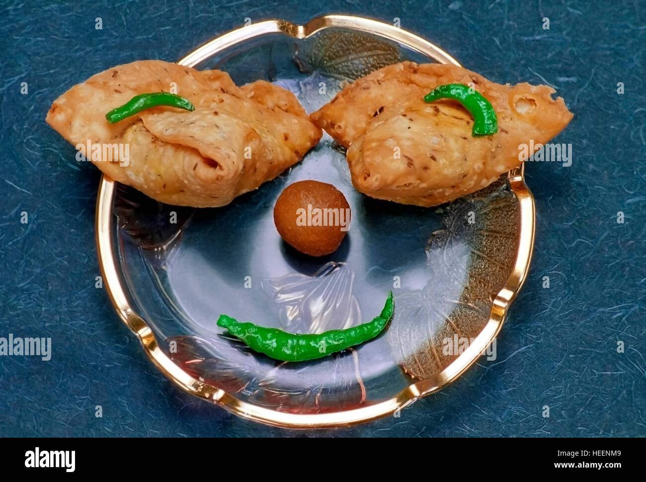 Nahaufnahme von Samosa (Tiefe frittierten Teigtaschen), einer der beliebtesten Snacks in Indien. Stockfoto
