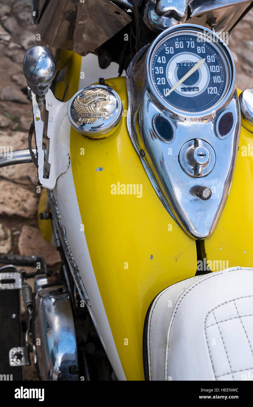Detail der Benzintank, Tachometer und Getriebe Umschalthebel, Harley Davidson Motorrad aus den 1950er Jahren geparkt in Trinidad, Kuba Stockfoto