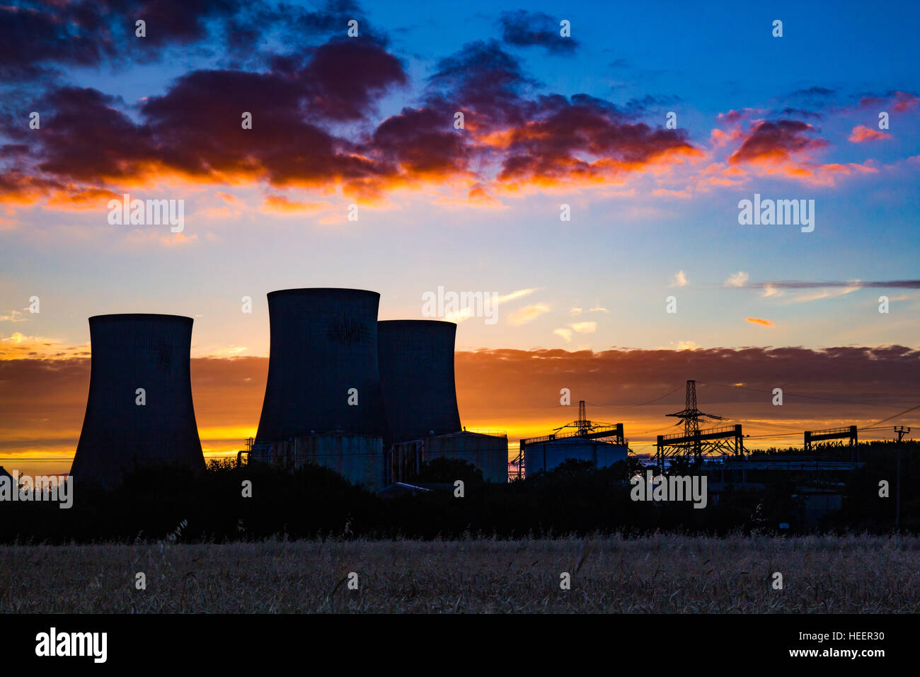 Die drei Türme in Didcot Power Station, in der letzten von der Abendsonne Stockfoto