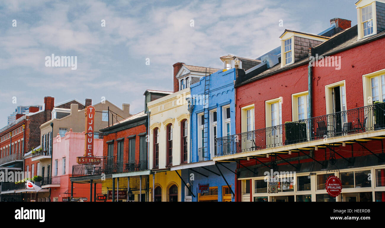 Eine Gruppe von Gebäuden während der French Quarter Festival in New Orleans. Stockfoto