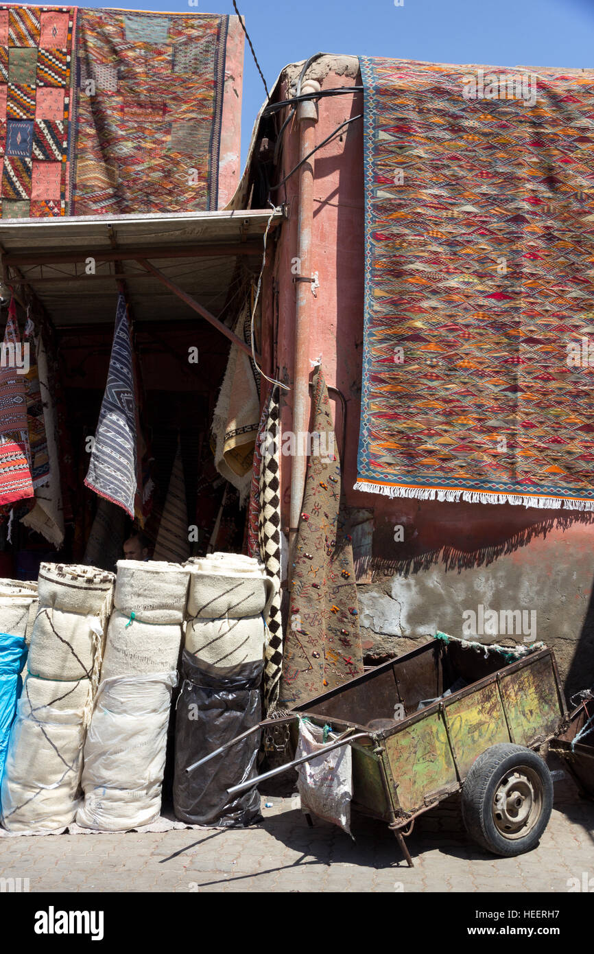 Traditionelle marokkanische Textil für Verkauf in den Souks von Marrakesch, Marokko Stockfoto