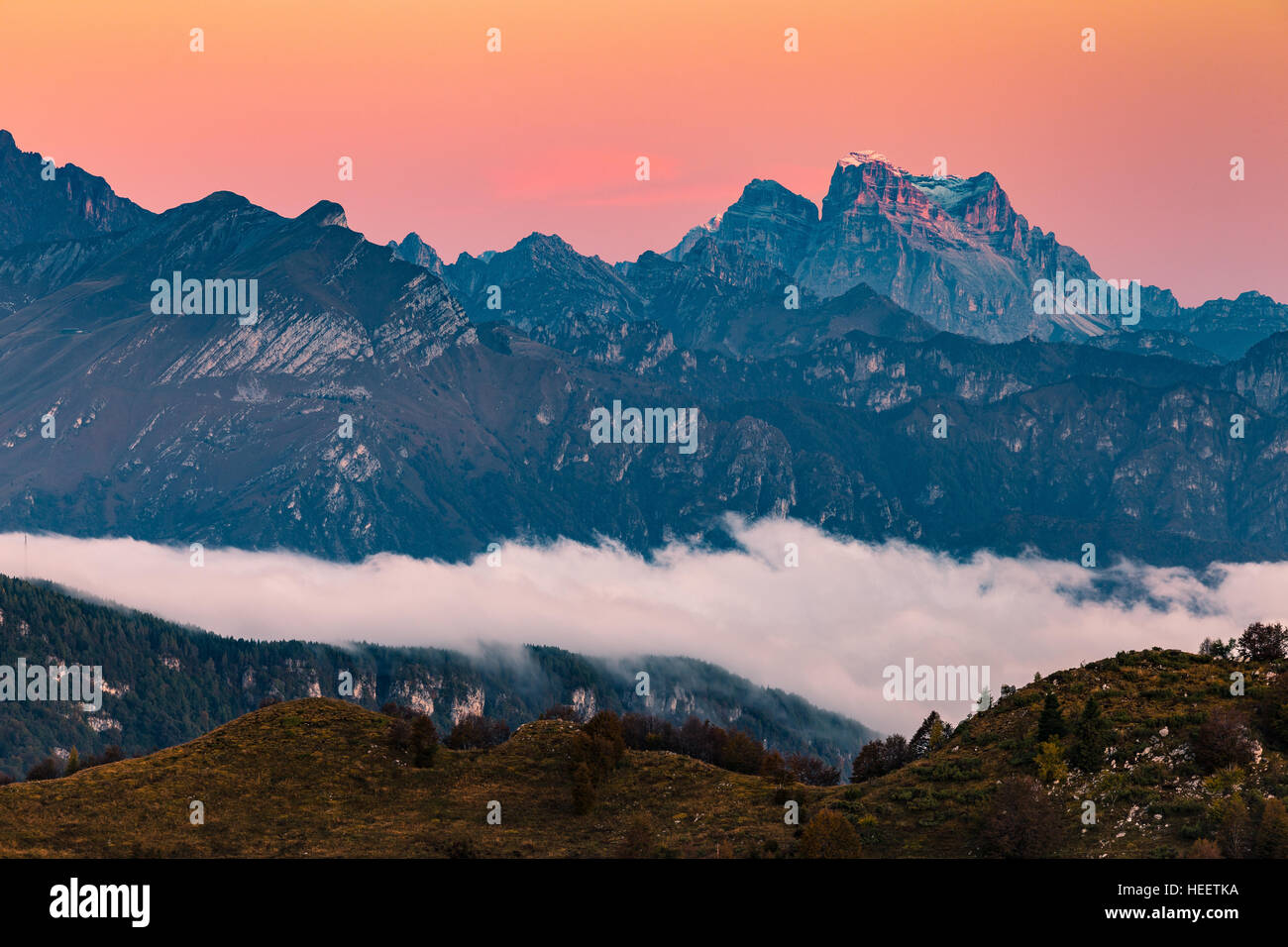 Profile der Prealpi Venete bei Sonnenaufgang. Hinter dem Gipfel des Monte Pelmo. Dolomiti Bellunesi. Italien. Europa. Stockfoto