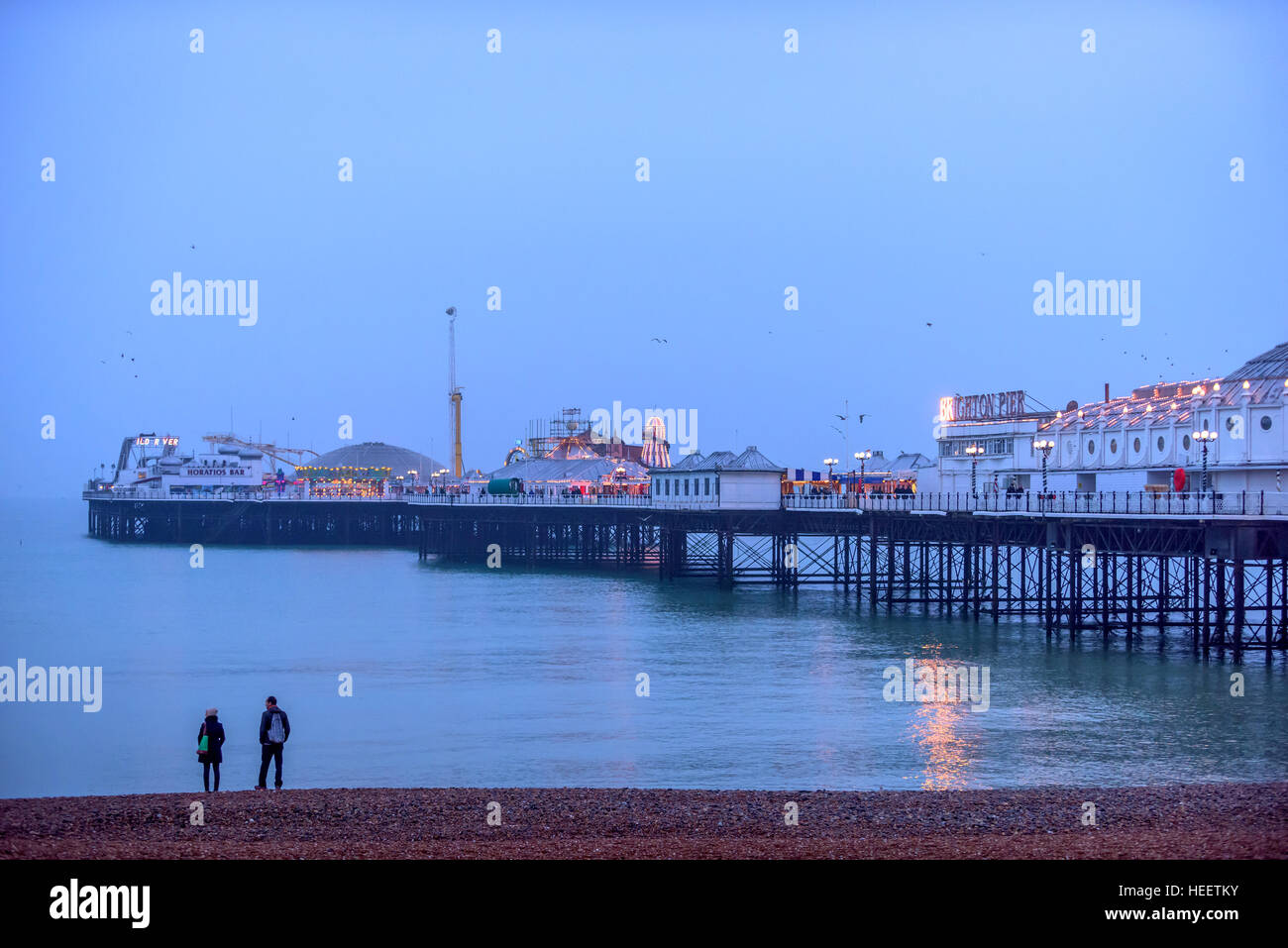 Brightons Palace Pier in der Abenddämmerung Stockfoto