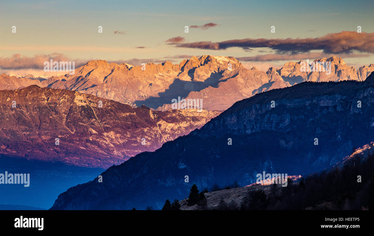 Sonnenlicht bei Sonnenaufgang. Blick auf die Dolomiten von Brenta (die Trentiner Dolomiten) von Campogrosso (Venetien). Italienische Alpen. Europa Stockfoto