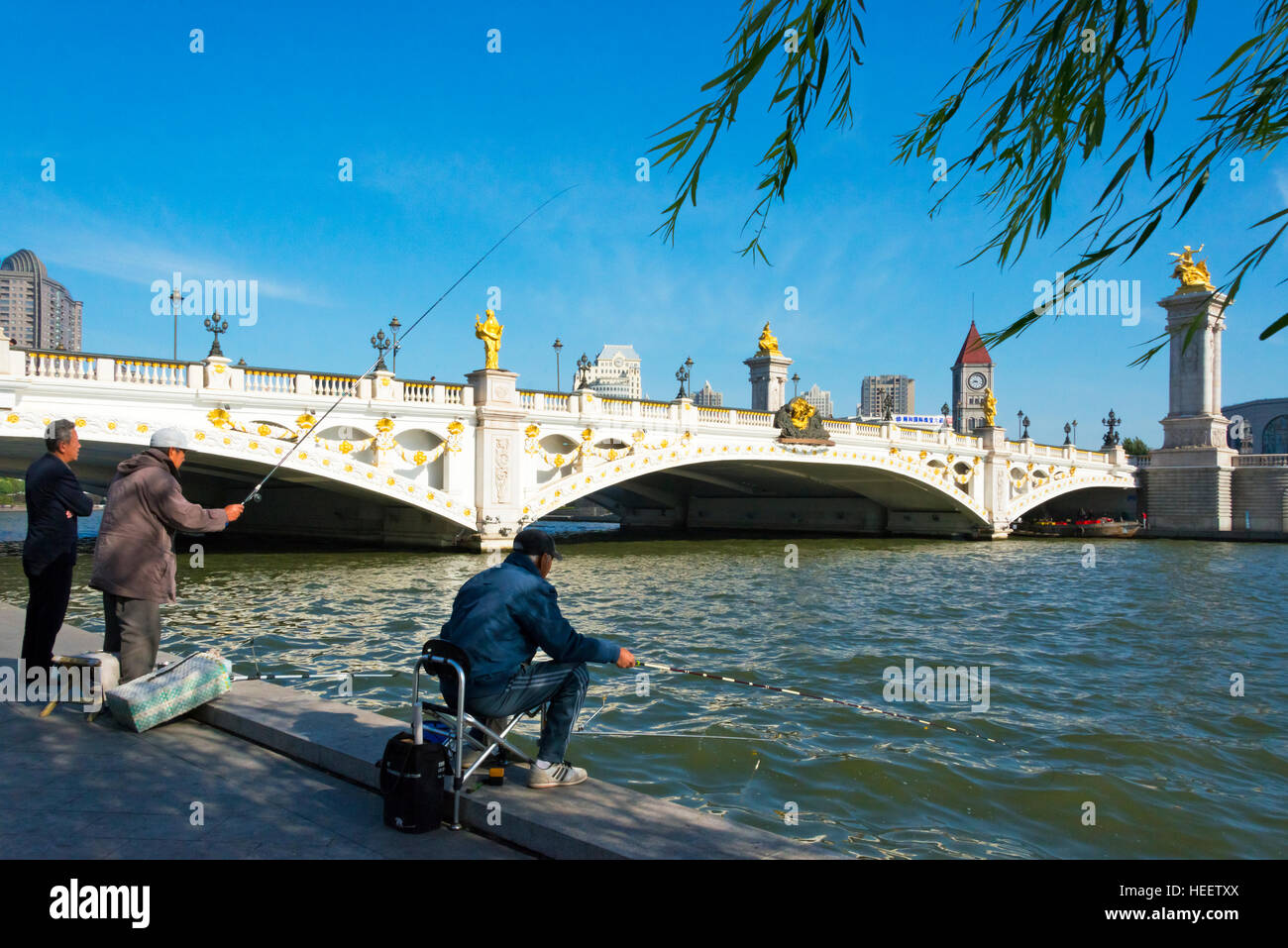 Menschen der Fischerei durch Beian Brücke über Haihe-Fluss, Tianjin, China Stockfoto