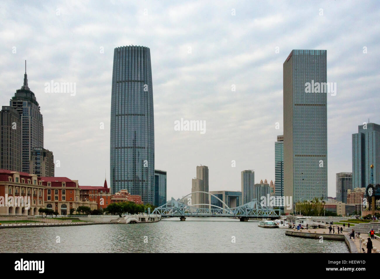 Tianjin World Financial Center und Jiefang Brücke Haihe-Fluss, Tianjin, China Stockfoto