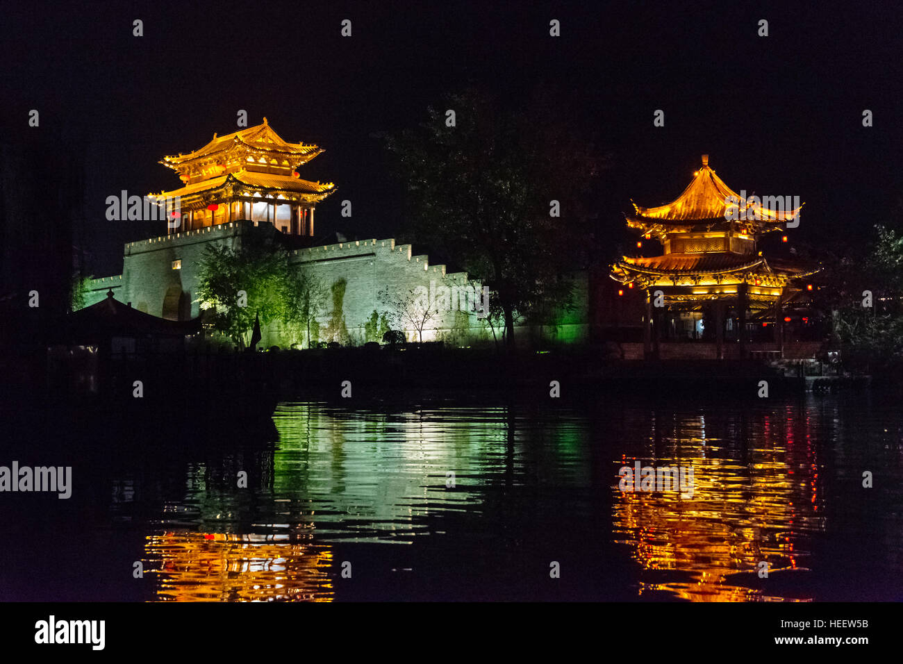 Nachtansicht des beleuchteten Turm an Anlan Wassertor und Wuxing Pavillon auf dem Canal Grande, die antike Stadt Taierzhuang, Provinz Shandong, China Stockfoto
