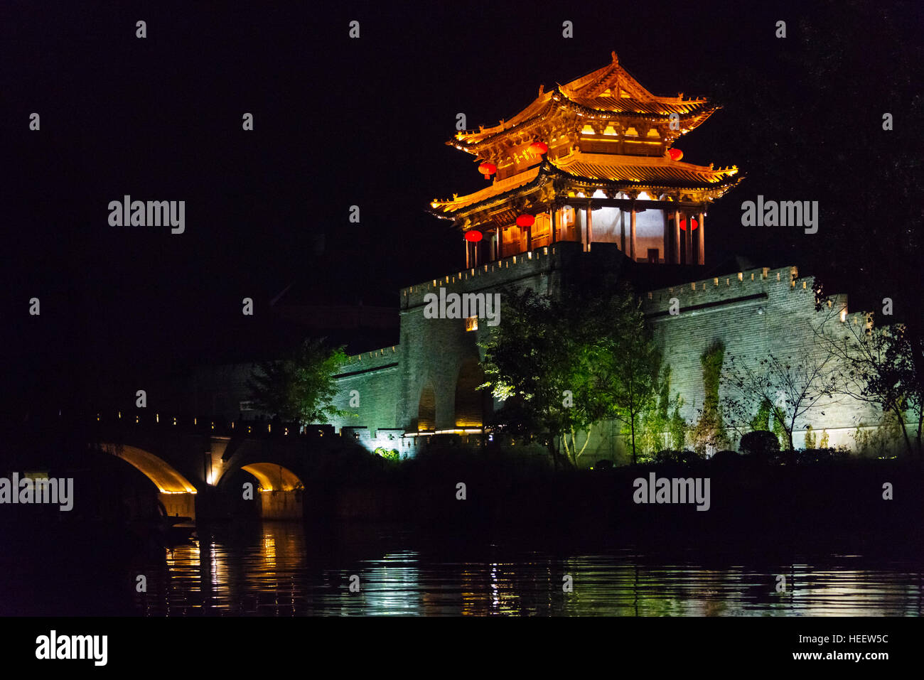 Nachtansicht des beleuchteten Turm am Wassertor Anlan auf dem Canal Grande, die antike Stadt Taierzhuang, Provinz Shandong, China Stockfoto