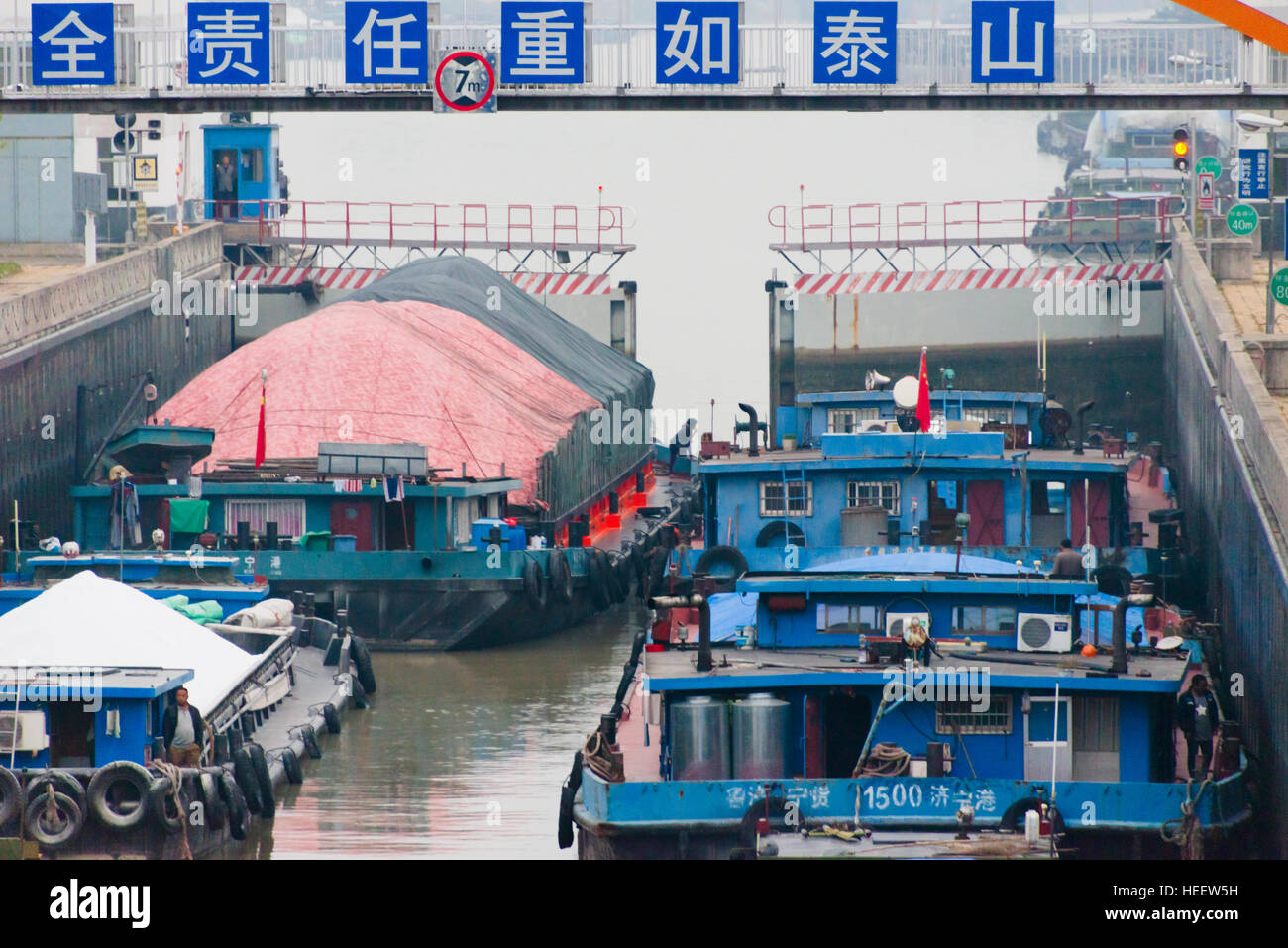 Lastkähne warten im Huai'an Schloss am Canal Grande, Huai'an, Provinz Jiangsu, China Stockfoto