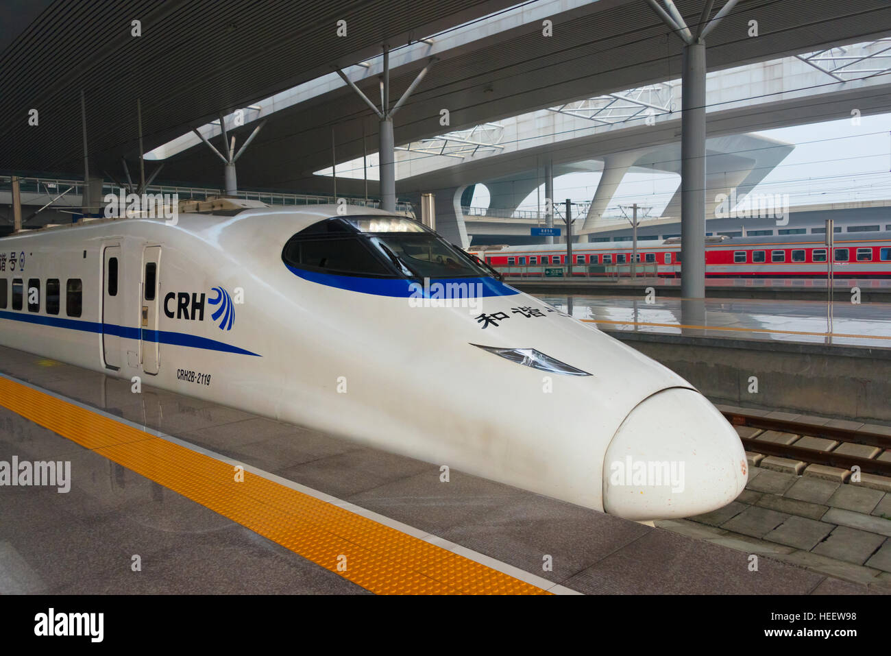 High-Speed-Zug auf der Plattform der Zug-Station, Suzhou, Provinz Jiangsu, China Stockfoto