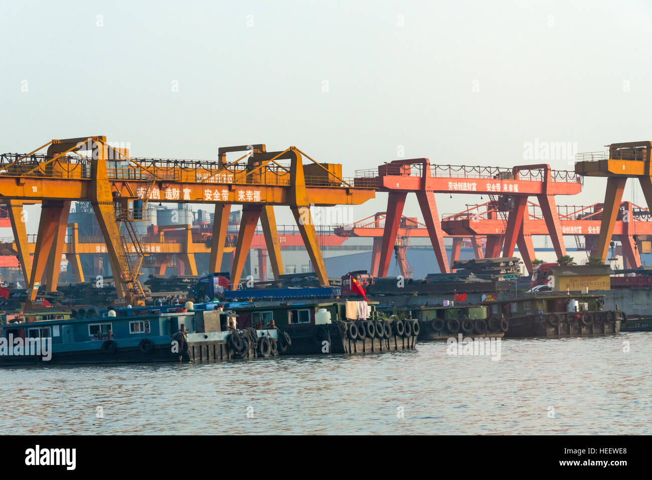 Lastkähne an Lade dock auf dem Canal Grande, Hangzhou, Zhejiang Provinz, China Stockfoto