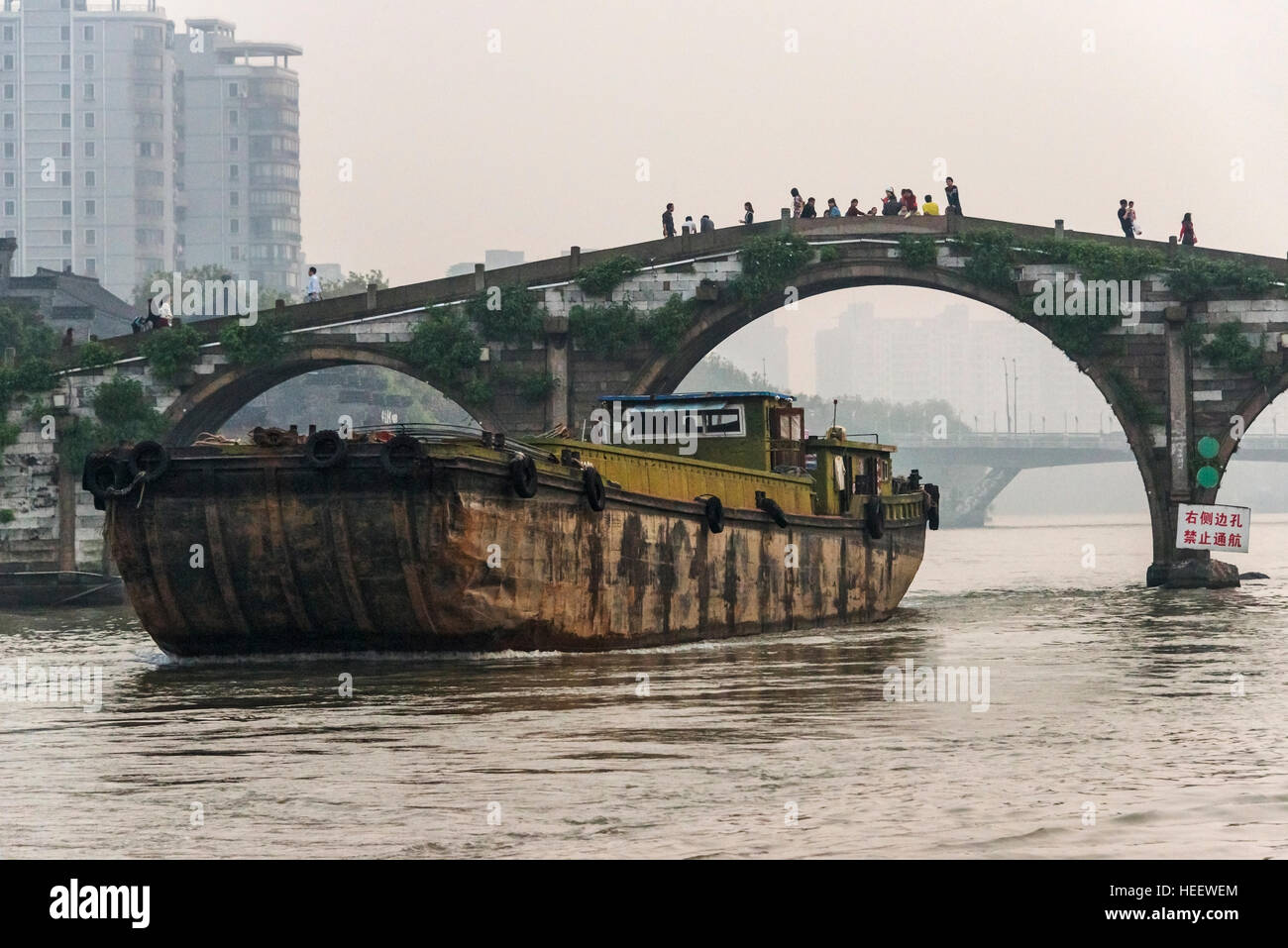 Lastkähne nähert sich Gongchen Brücke über den Canal Grande, Hangzhou, Zhejiang Provinz, China Stockfoto