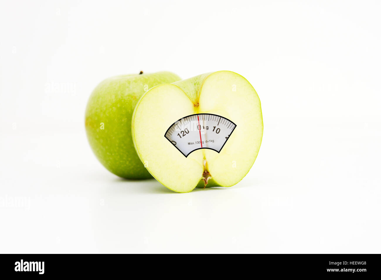 Diät-Konzept mit grünem Apfel und Waage Stockfoto