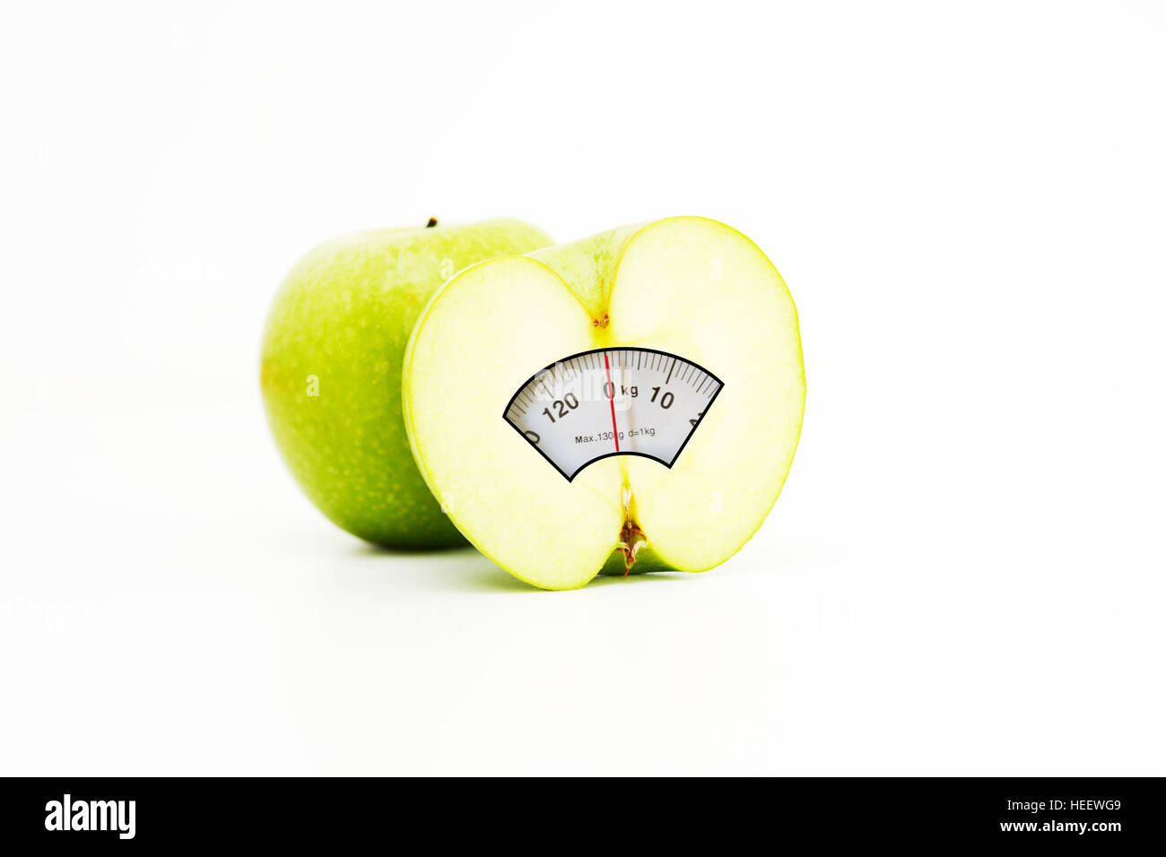 Diät-Konzept mit grünem Apfel und Waage Stockfoto
