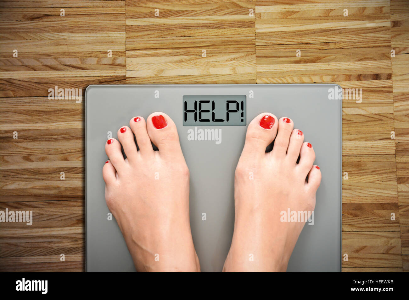 Hilfe Kilogramm mit Frau Füße treten auf eine Waage zu verlieren Stockfoto