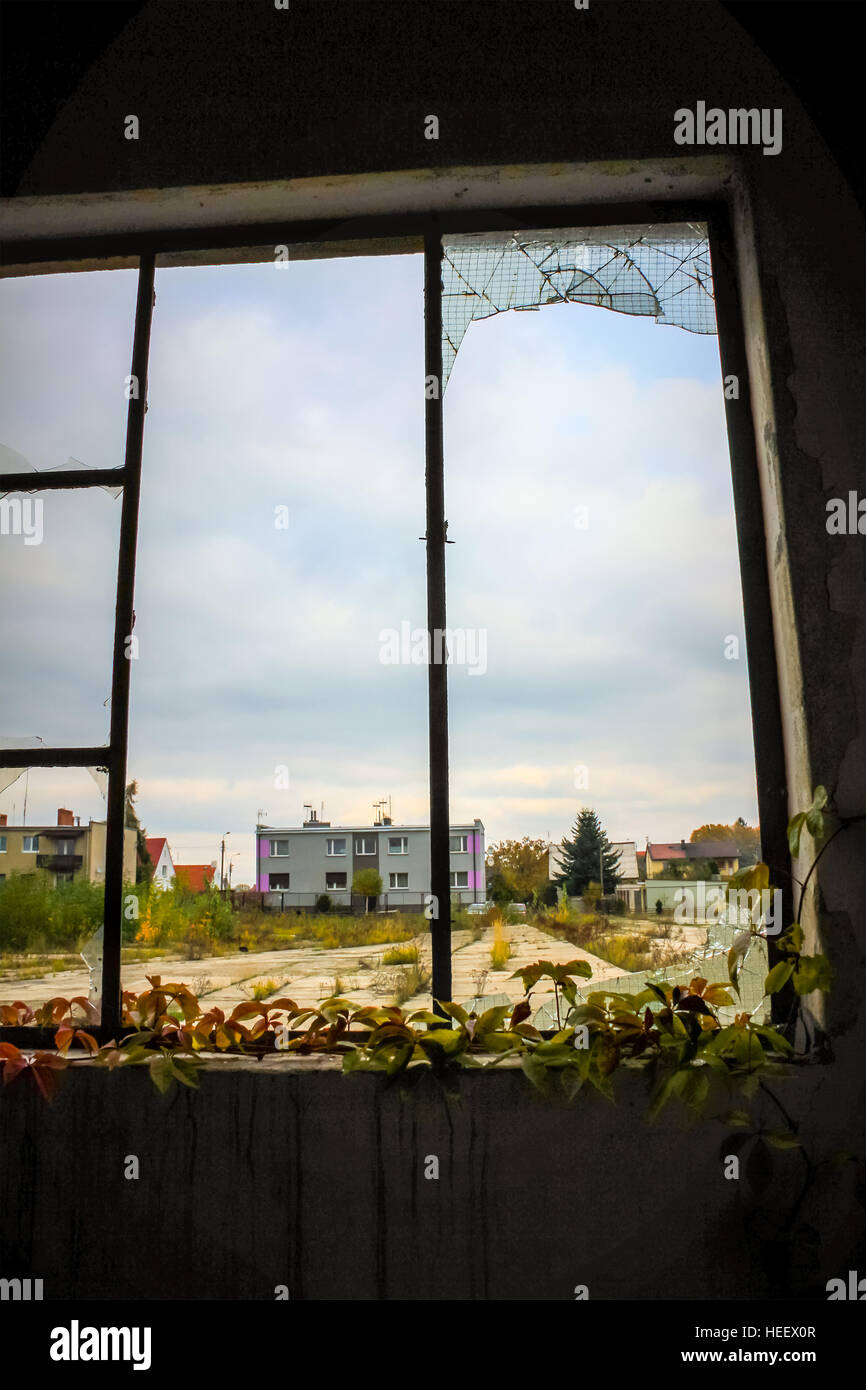 Hintergrund der gebrochenen Trümmer Glas im Fenster Holzrahmen Kulisse gegen blauen Himmel mit Blick auf kommunistische Altbauten Stockfoto