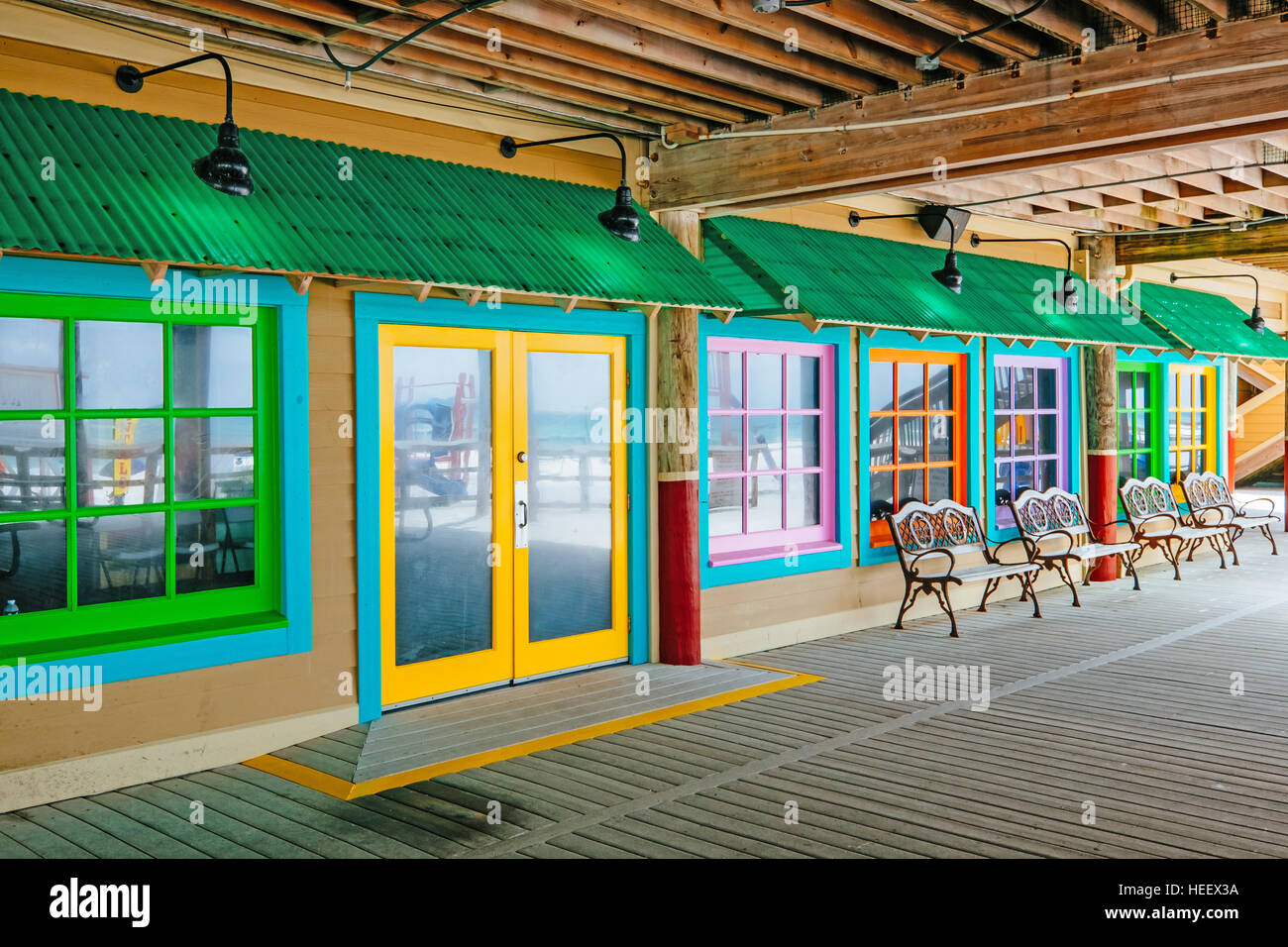 Eine bunte leeren Speicher vorne auf Okaloosa Island in Florida Panhandle, ein Resort am Golf von Mexiko. Stockfoto