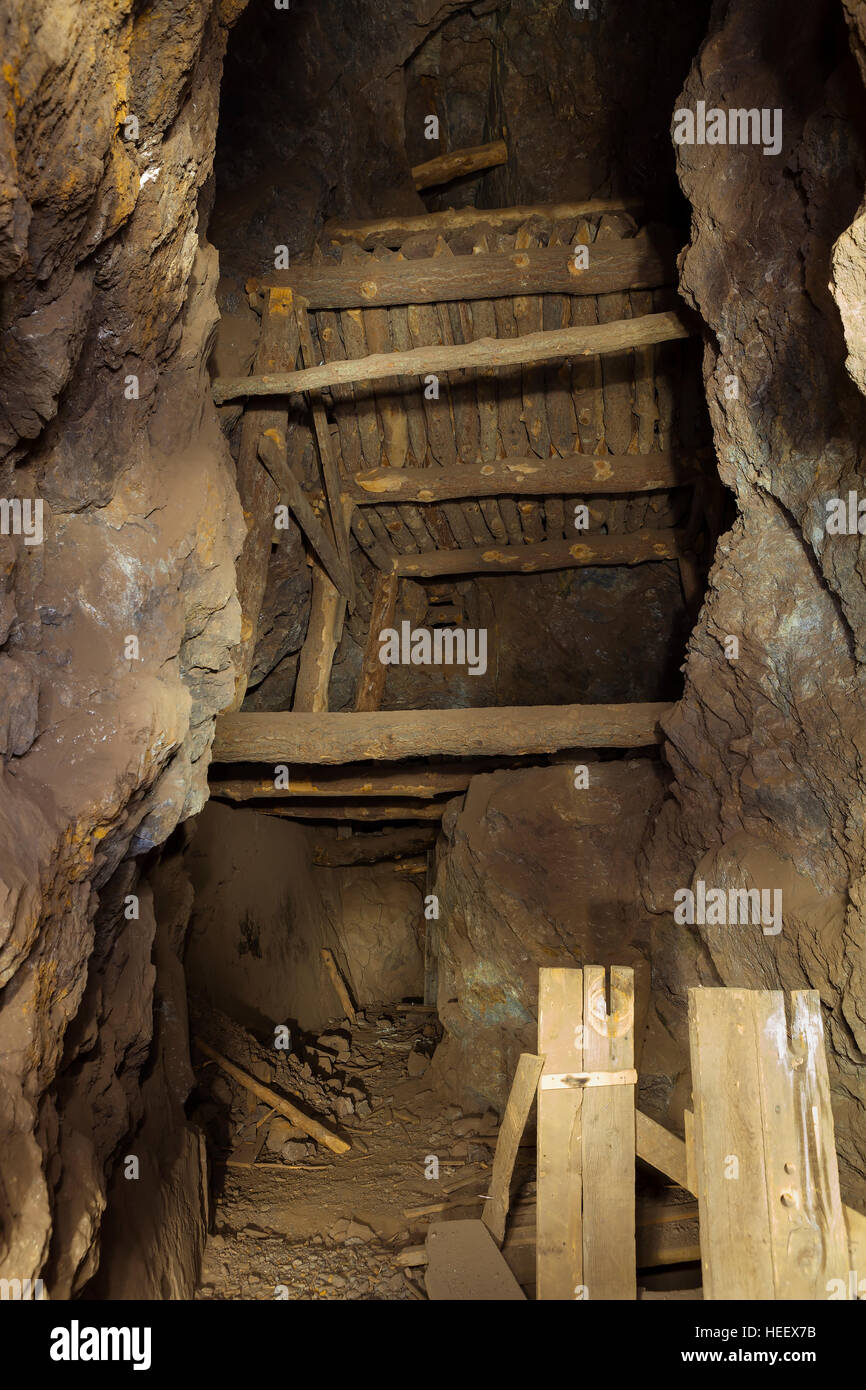 In einem verlassenen Goldmine in der Wüste von Nevada zeigen Hölzer und Stützkonstruktionen. Stockfoto