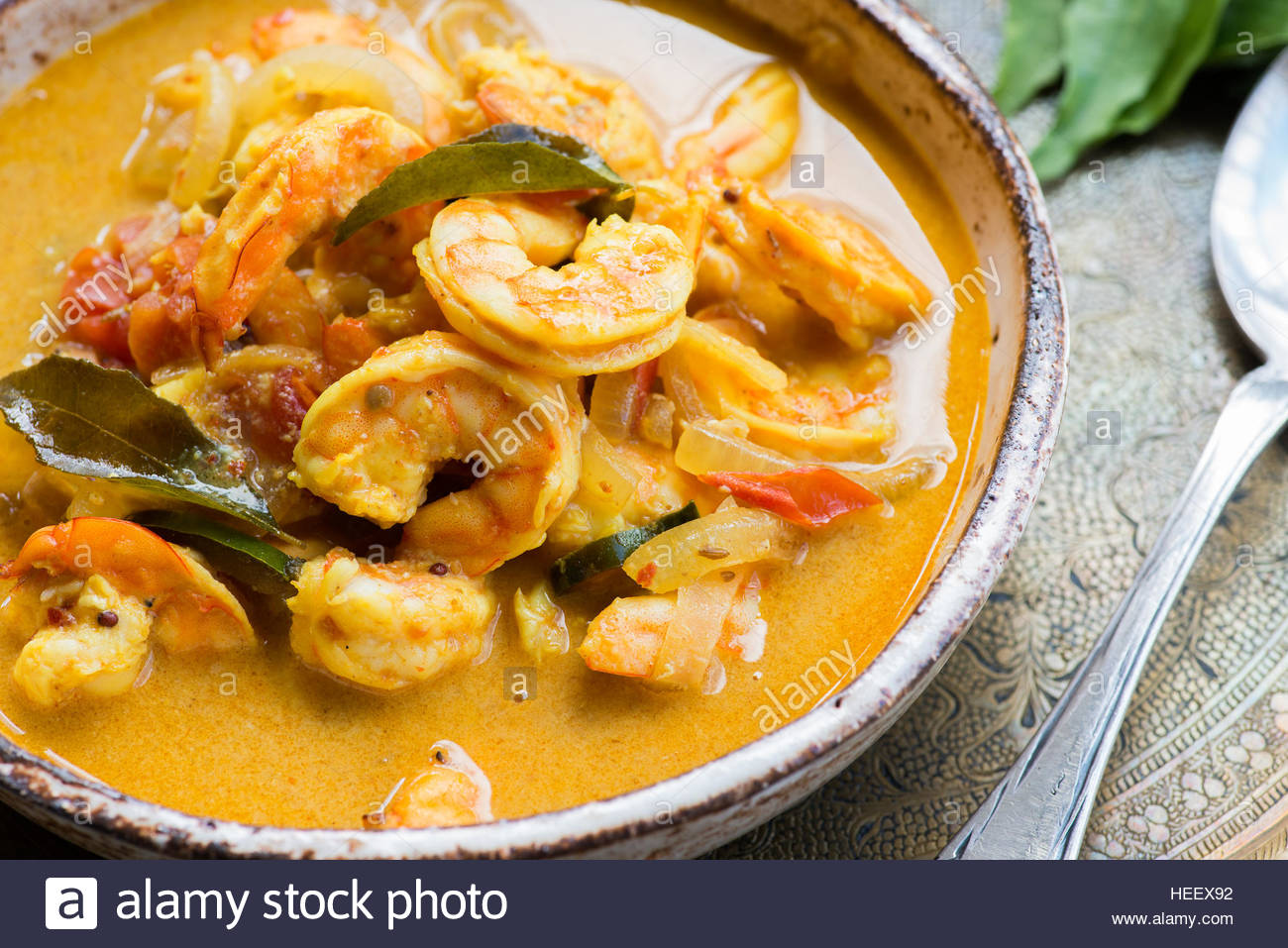Würzige Garnelen curry mit Kokosmilch und Chili in der Schüssel ...