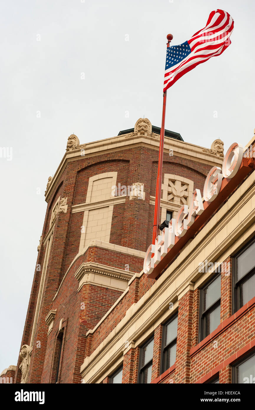 Detail eines Navy Pier Türme mit einer amerikanischen Flagge in Chicago, Illinois. Stockfoto